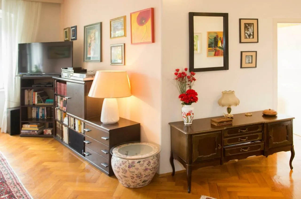 King Tom Street Apartment Split