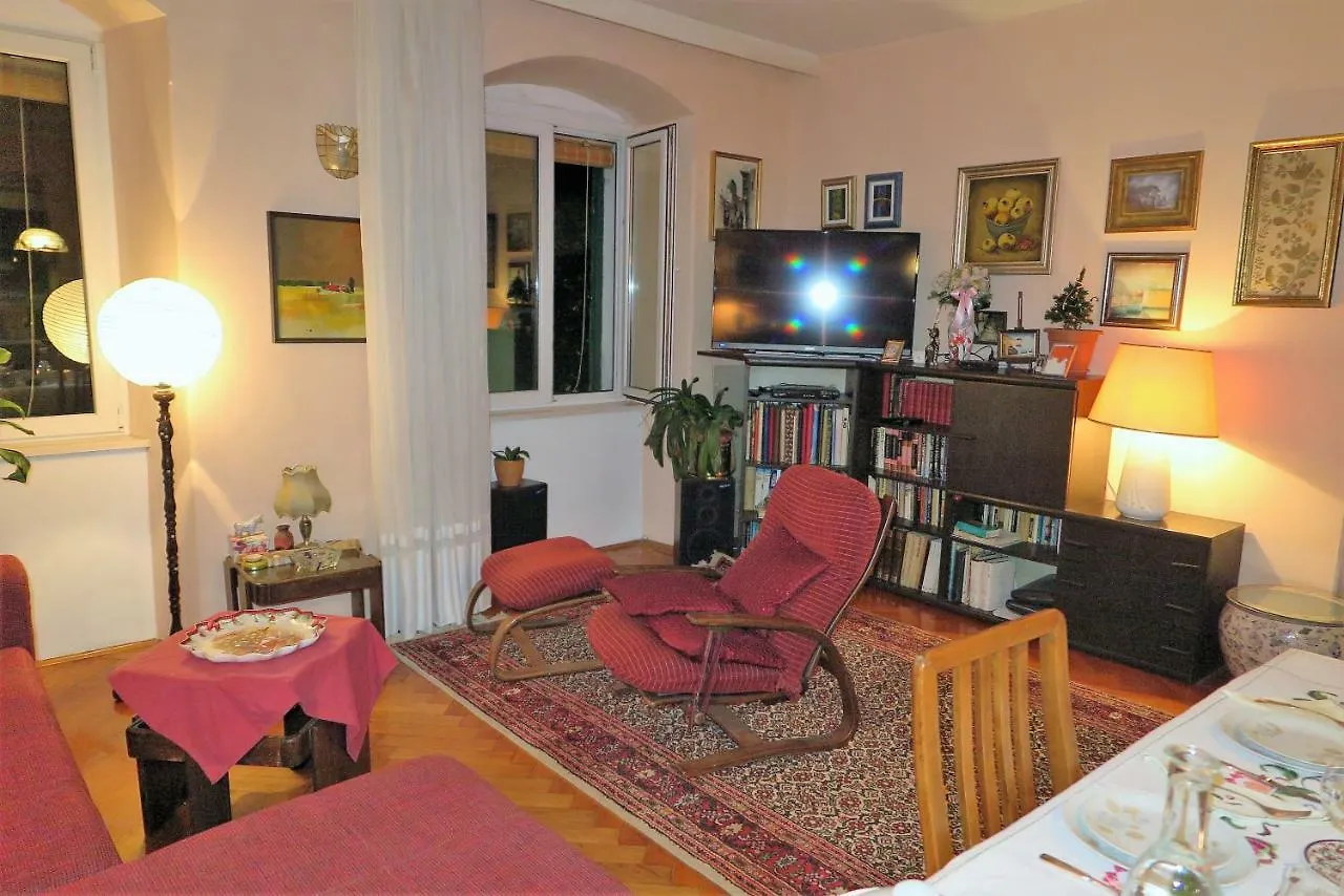 King Tom Street Apartment Split