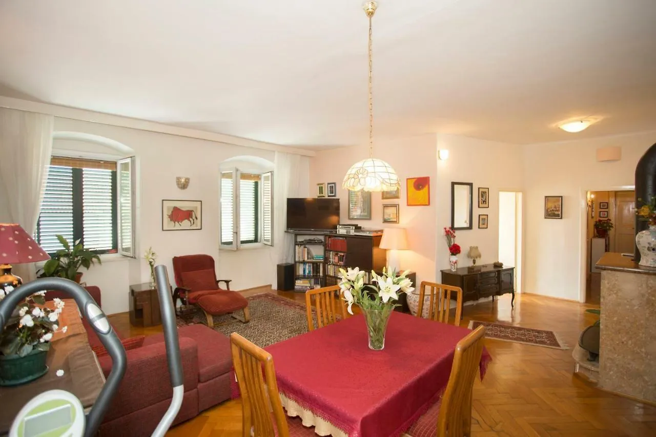 King Tom Street Apartment Split