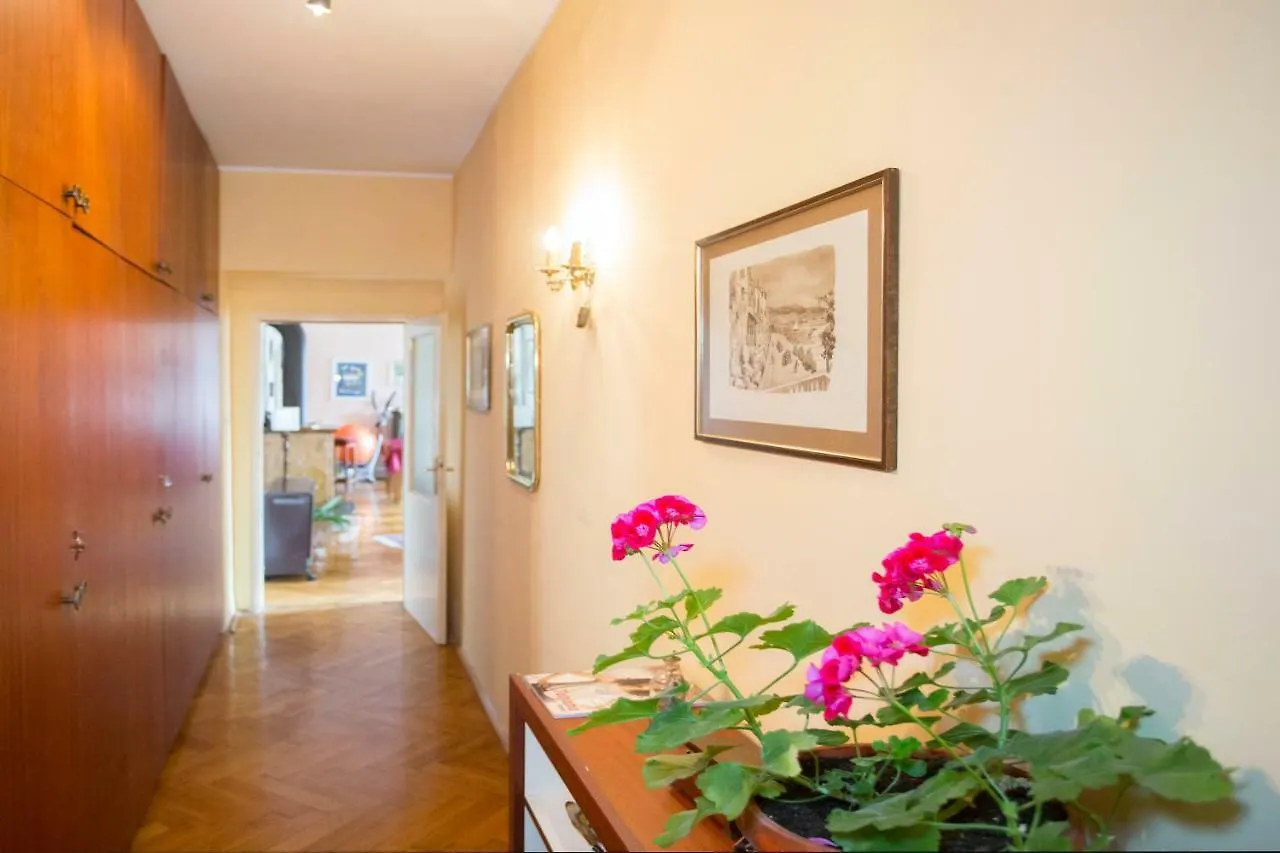 King Tom Street Apartment Split