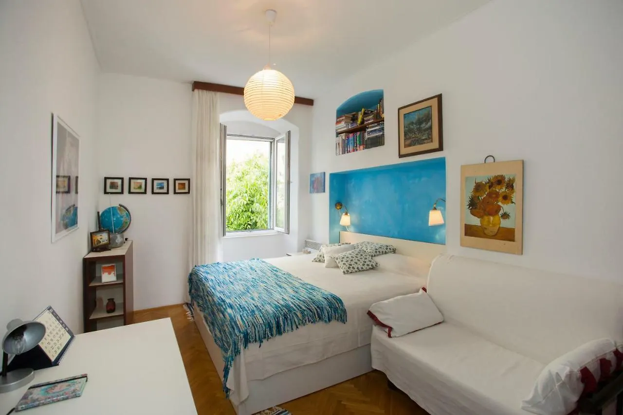 King Tom Street Apartment Split