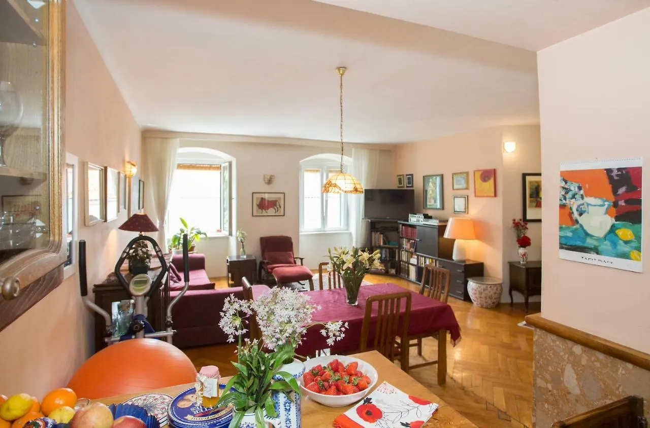 King Tom Street Apartment Split
